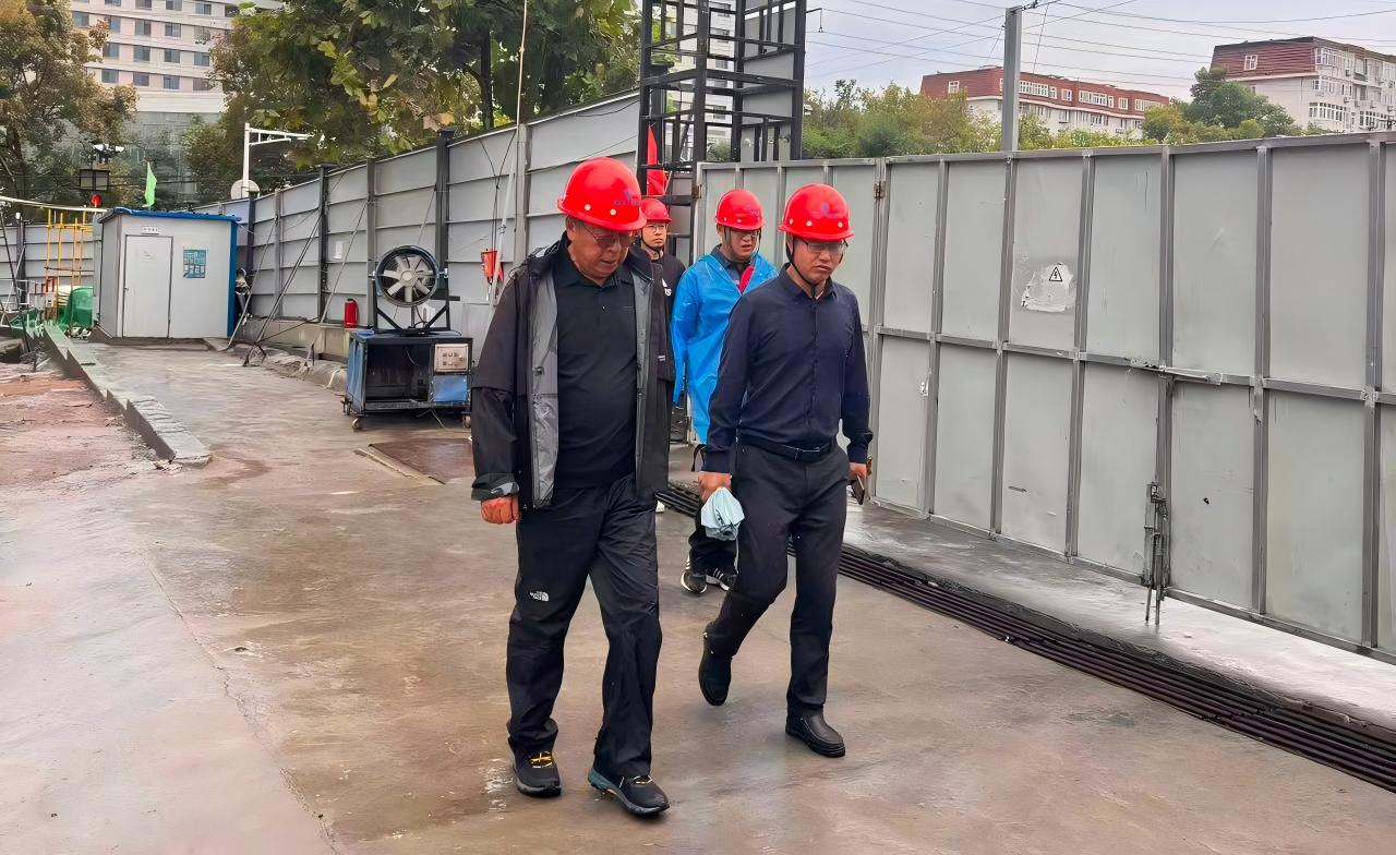 筑牢“安全線” 按下“加速鍵” |集團公司主要領(lǐng)導(dǎo)帶班巡檢重點項目并看望慰問一線建設(shè)者